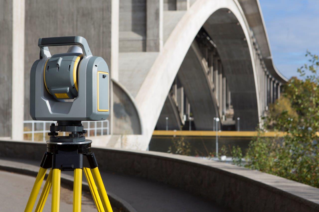 Dette billede illustrere Robotstation og scanner bringer landmåling og 3D-scanning sammen