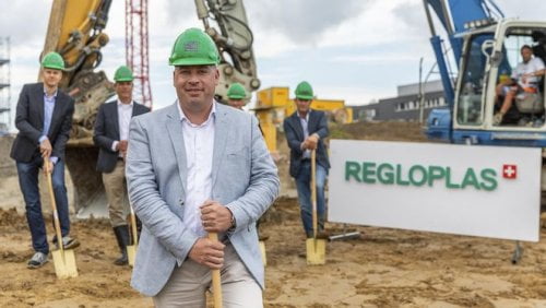 Dette billede illustrere De første spadestik til den nye Regloplas bygning