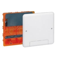 Dette billede illustrere Legrand – Problemer med at skjule ledninger ved tv’et eller arbejdsstationen?