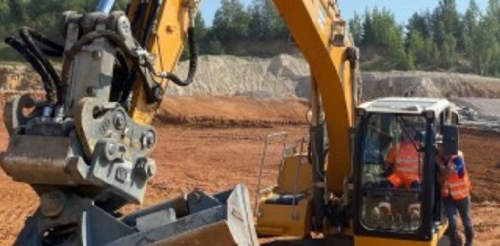 Dette billede illustrere Leica Geosystems lancerer ny semi-automatisk gravemaskinefunktionalitet til 3D-maskinstyringsløsning