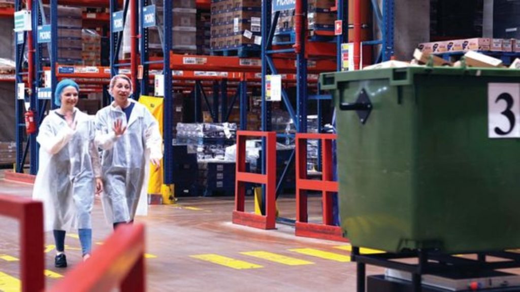 Dette billede illustrere MiRs mobile robot fjerner alt papemballage hos FM Logistic