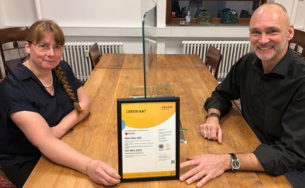 Dette billede illustrere Mirit Glas opnår ISO 9001:2015-certificering