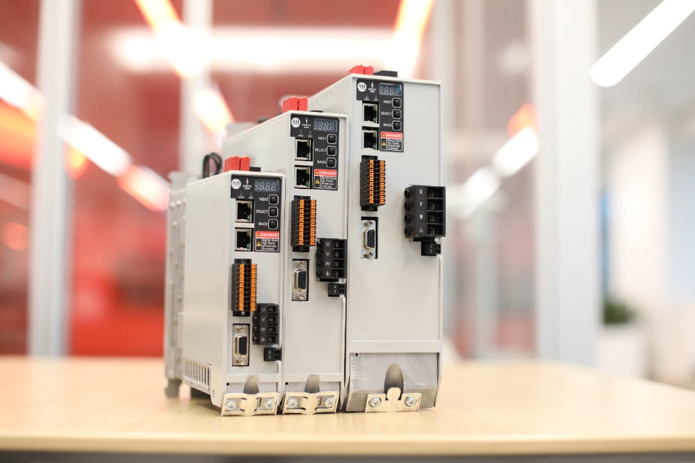 Dette billede illustrere Rockwell Automation sigter efter markedsudvidelse med nye højt-performende, skalerbare Kinetix integrerede bevægelsesdrev