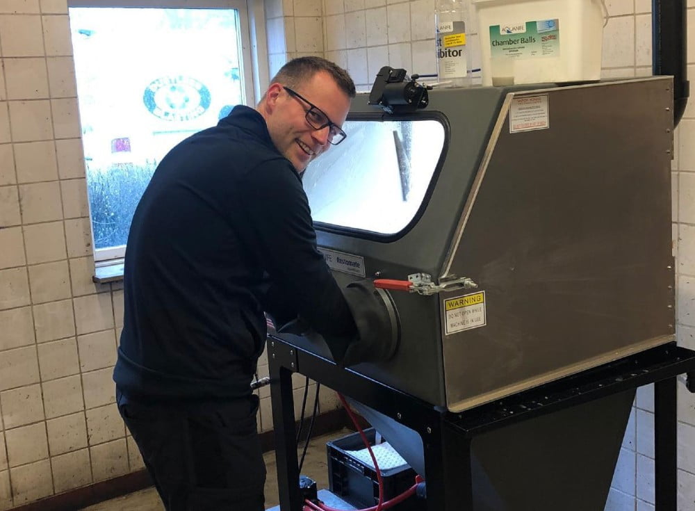 Dette billede illustrere AquaNife vandpolering fjerner svejsefarve og slagger