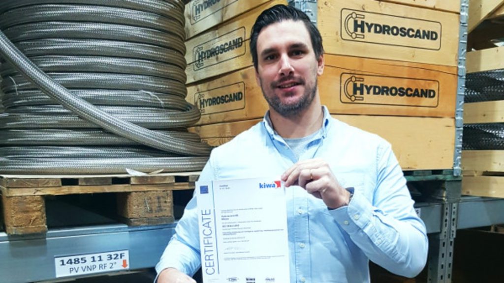 Dette billede illustrere Hydroscand Special Hoses får forlænget sit kvalitetscertifikat