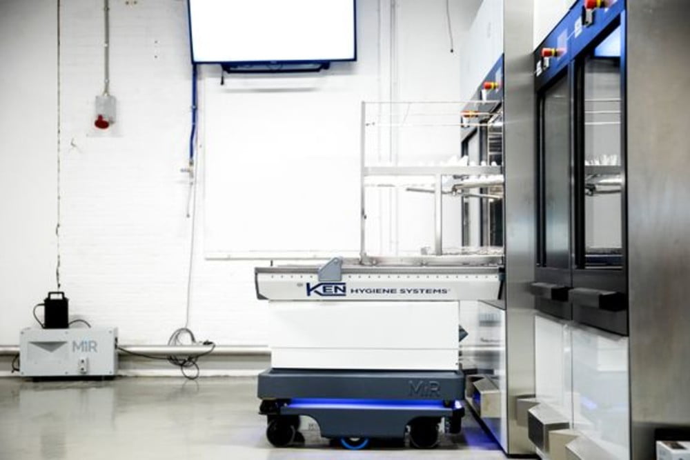 Dette billede illustrere Robotløsning fra KEN HYGIENE SYSTEMS gør jobbet i sterilcentralen sundere