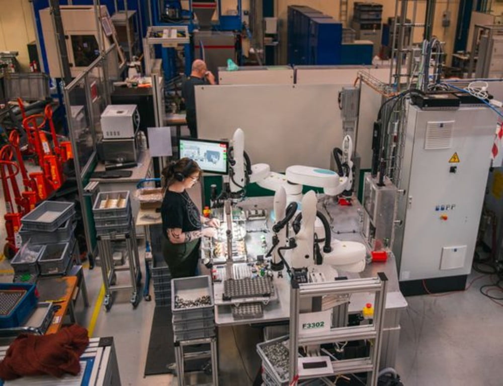 Dette billede illustrere BILA – Europapremiere – Danfoss har automatiseret montage med 3 toarmede cobots