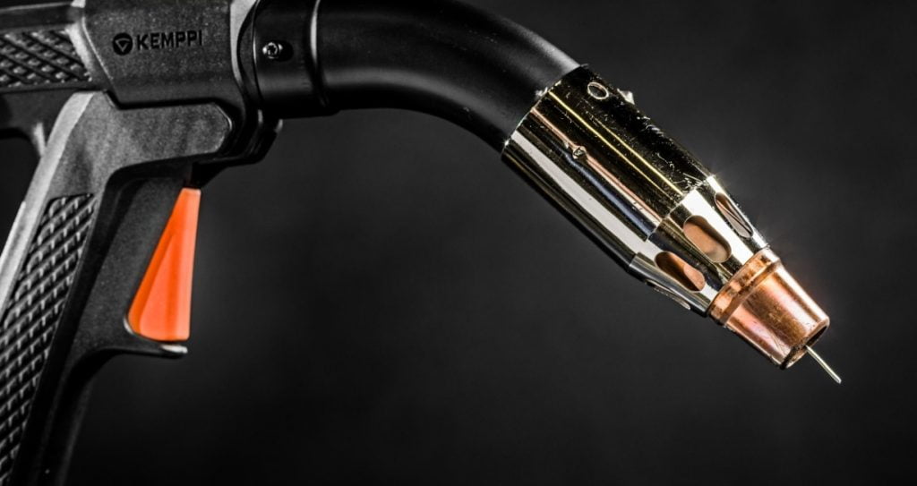 Dette billede illustrere Kemppi præsenterer sin nye MIG-svejsepistol med røgudsugning, der er designet til at øge svejserens sikkerhed i jobbet