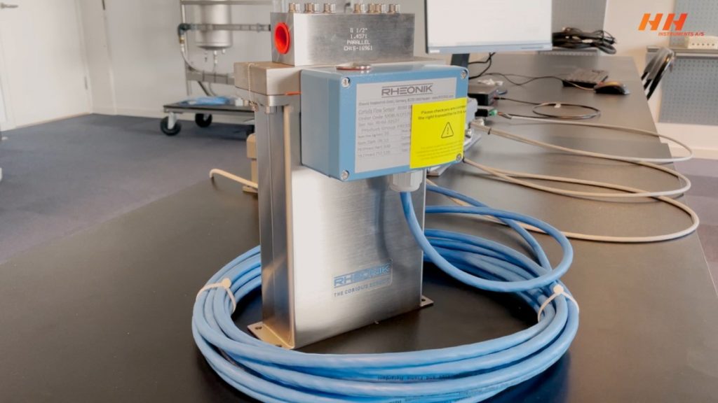 Dette billede illustrere HH Instruments – Coriolis flowmåler med modbus kommunikation
