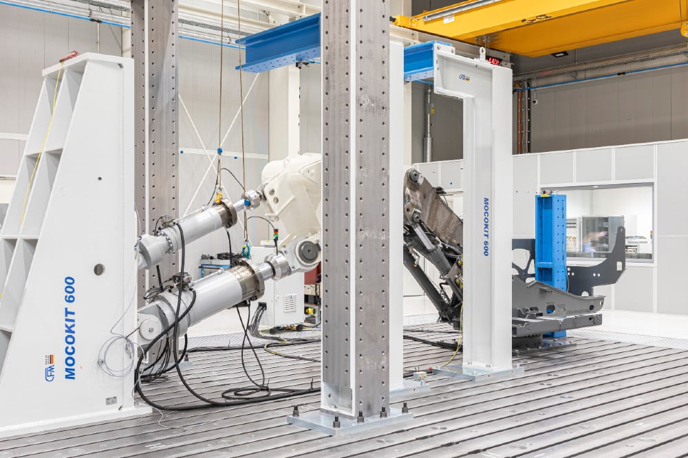 Dette billede illustrere Test under ekstreme forhold – Liebherr stoler på HBK tryksensorer til strukturel test af gravemaskiner