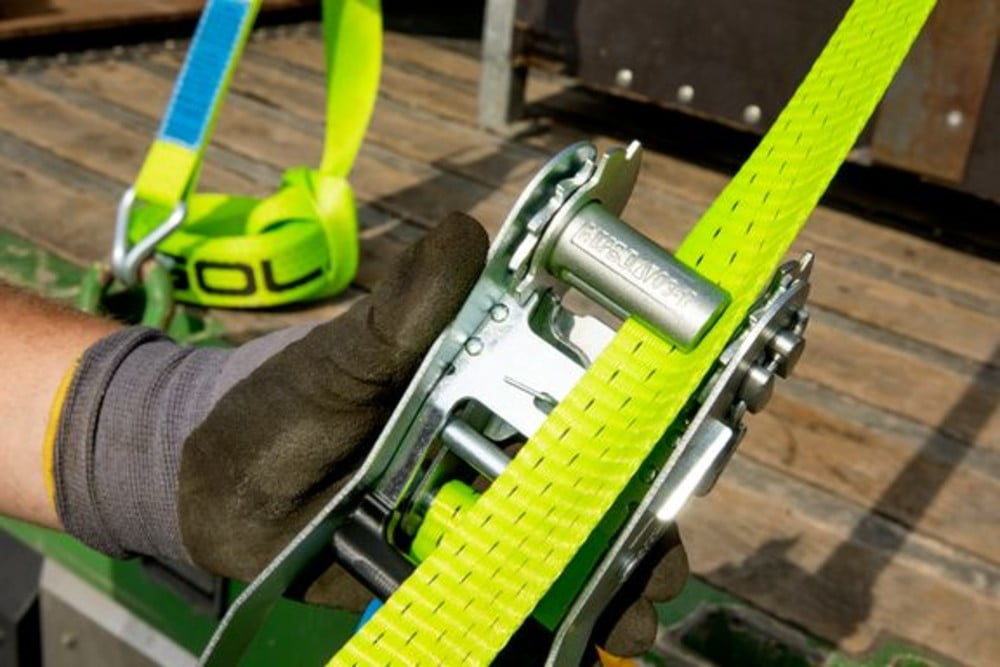 Dette billede illustrere Chaufførerne hos Poul Schou AS surrer hurtigere med bånd fra Ergolash