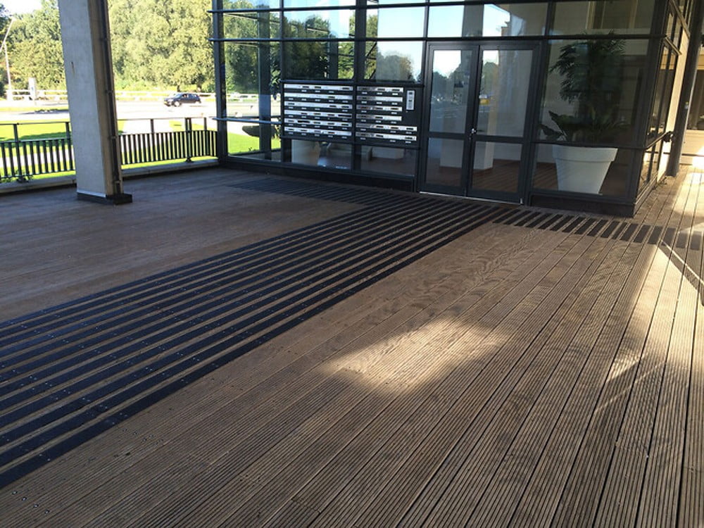 Dette billede illustrere AAG tilbyder skridsikre gulve og trapper