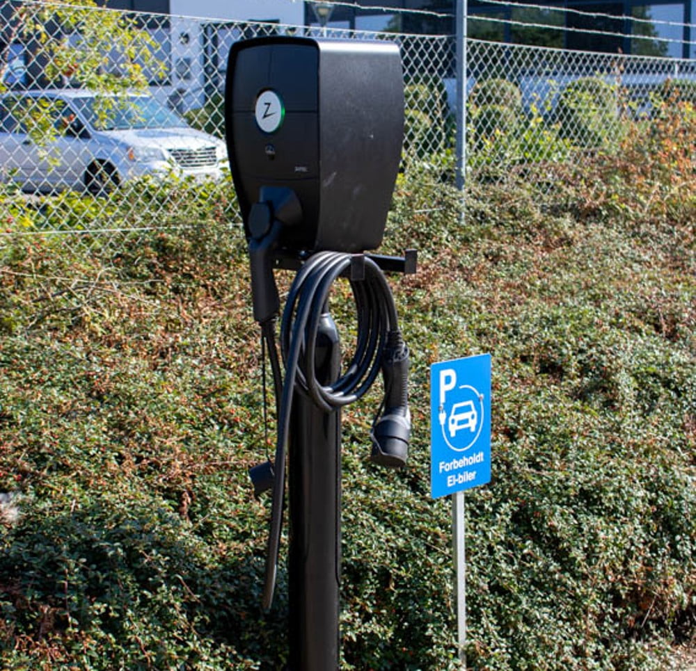 Dette billede illustrere To nye ladestandere til el- og hybridbiler