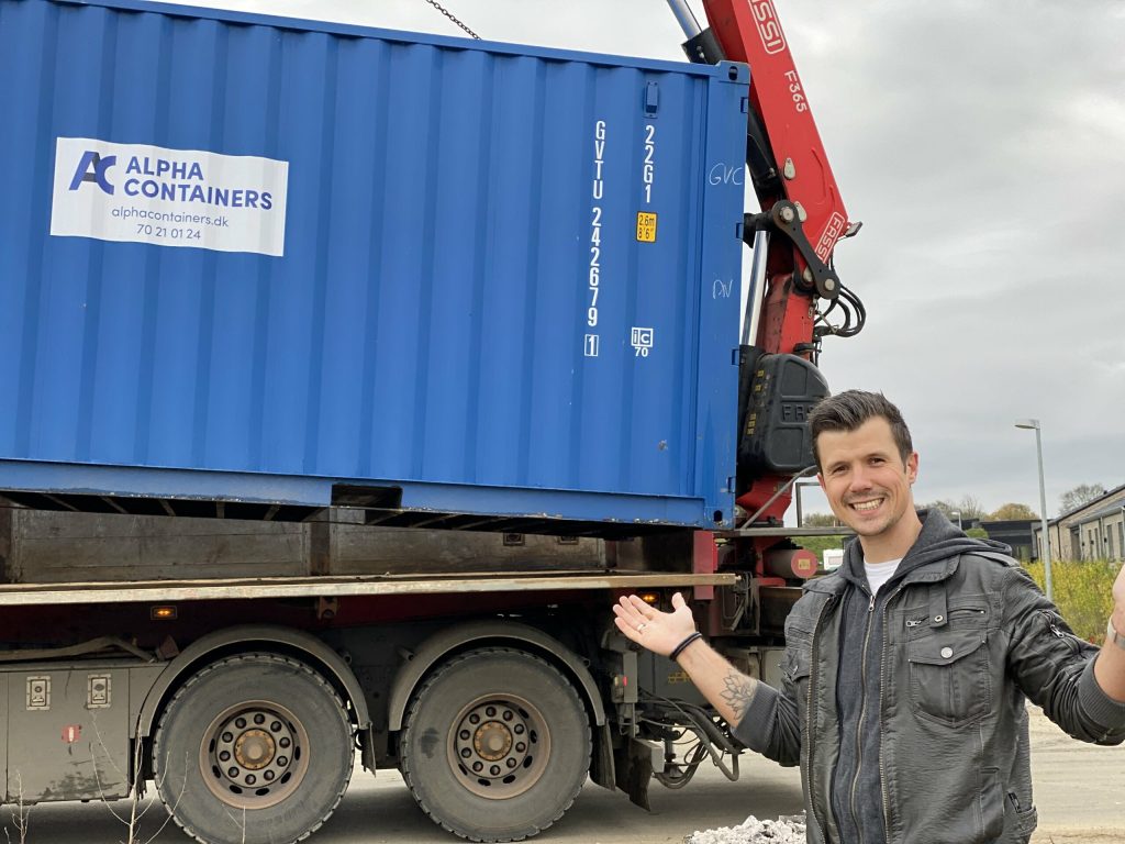 Dette billede illustrere ALPHA Containers sponsorerer container til indsamling af legetøj