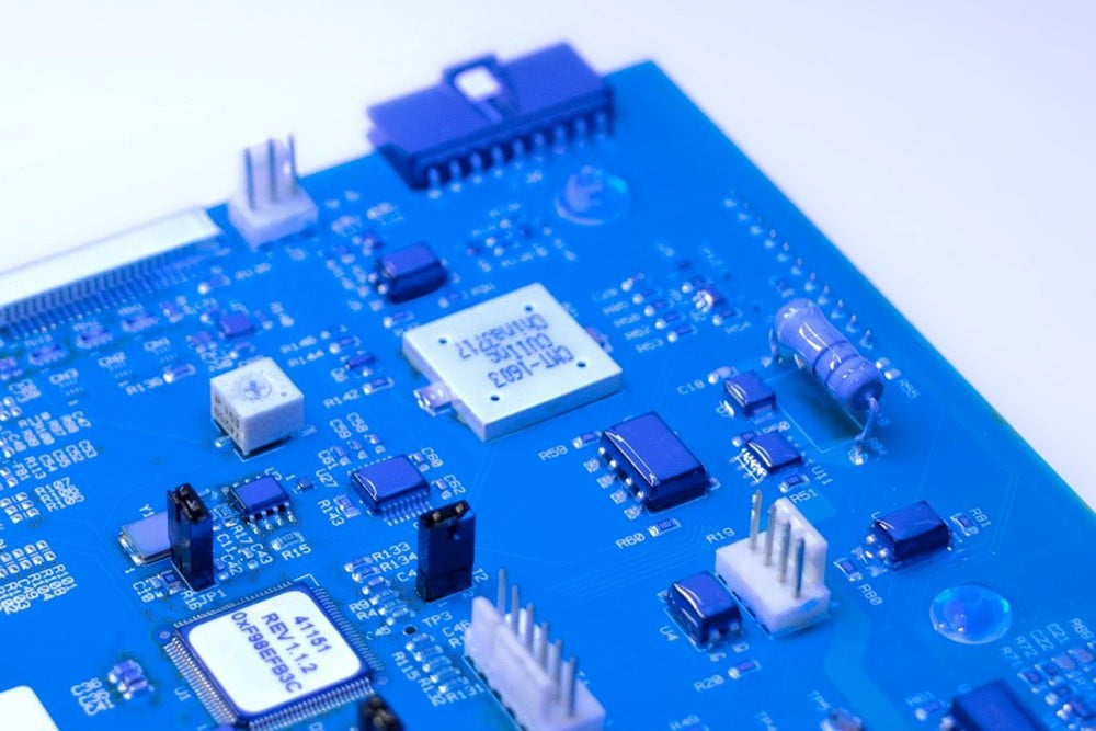 Dette billede illustrere Diatom – Enestående UV- og fugthærdende conformal coating til beskyttelse af militær-, fly- og rumfartselektronik