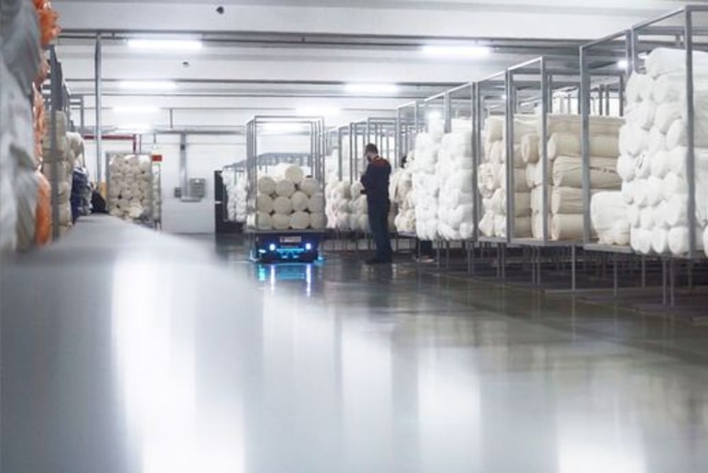 Dette billede illustrere Global mangel på lagermedarbejdere øger salget af danske logistikrobotter
