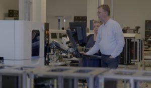 Dette billede illustrere RAVI Electronics fordobler produktionskapaciteten – uden at gå på kompromis med fleksibiliteten