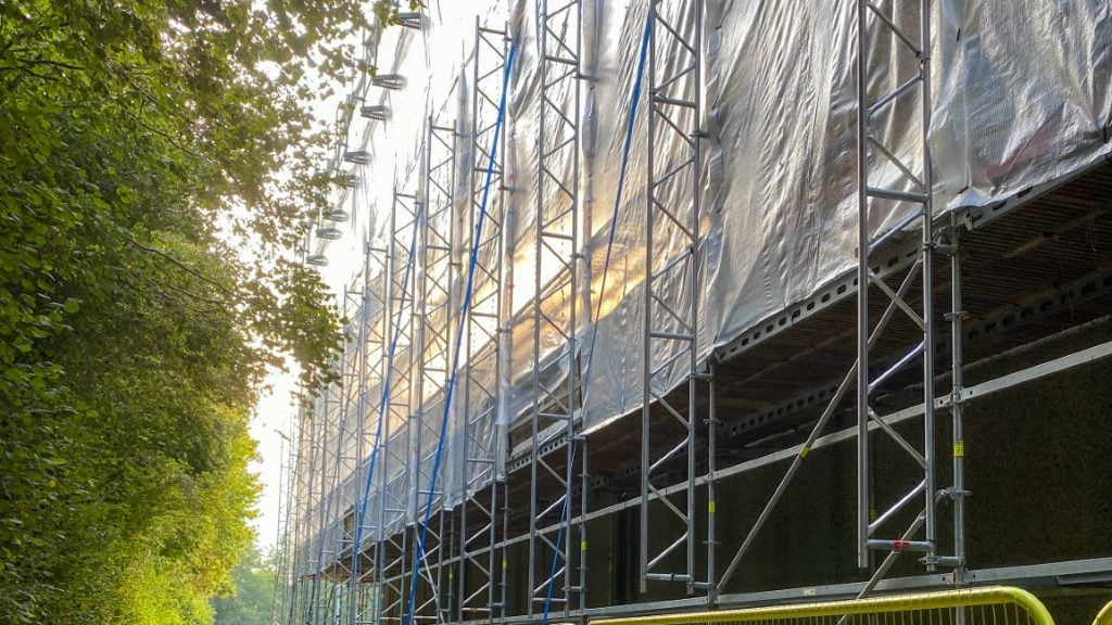 Dette billede illustrere 5.000 m2 tag udskiftes på rekordtid