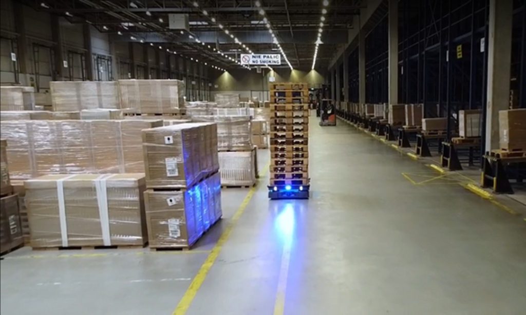 Dette billede illustrere FM Logistic investerer i danske autonome mobile robotter til IKEAs varelagre