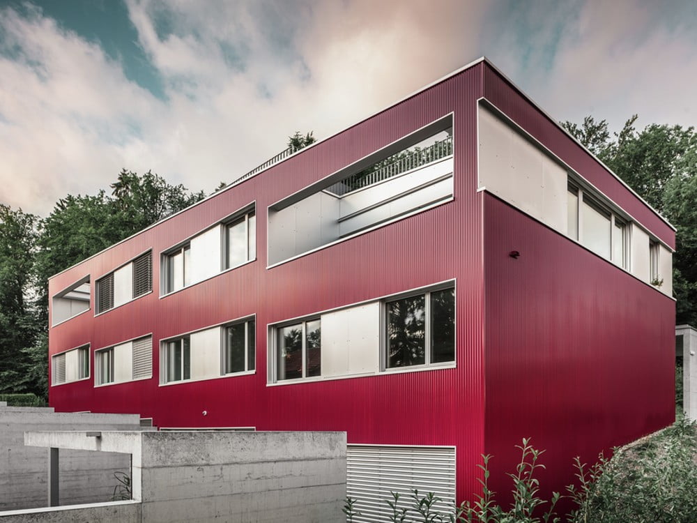 Dette billede illustrere PREFA – En vinrød profilbølge ved Zürichsøen