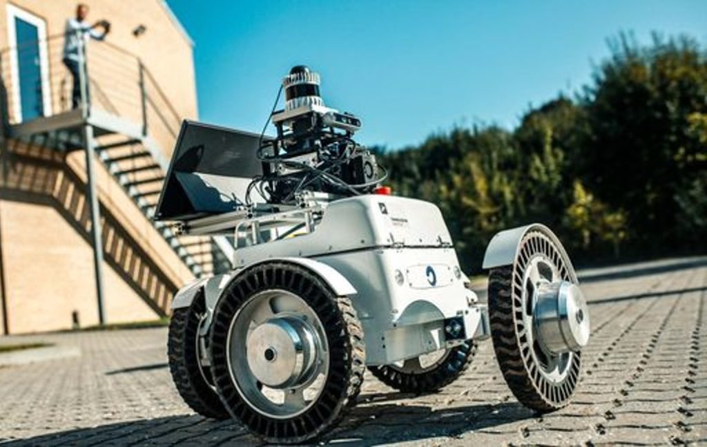 Dette billede illustrere Teknologisk Institut – Europas veje, vindmøller og vandforsyning skal vedligeholdes af robotter