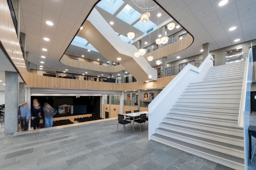 Dette billede illustrere Rockfon – Skole-lofter forvandler støj til trivsel i Horsens