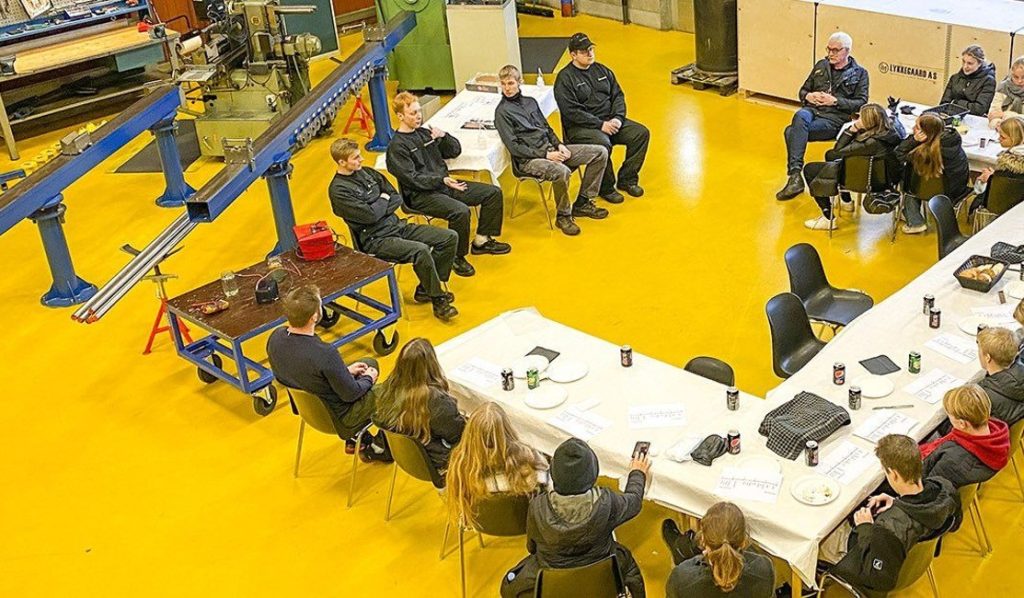 Dette billede illustrere 8. klasses elever får naturfagsundervisning på pumpefabrikken