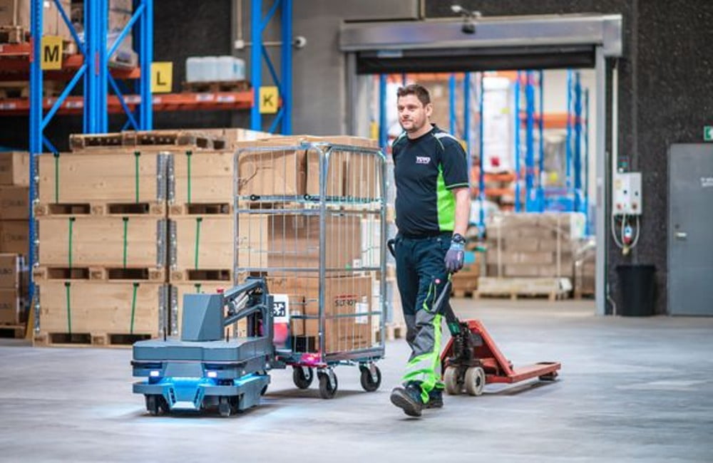 Dette billede illustrere Mobil frontløber viser flåden frem på robotmessen R-22