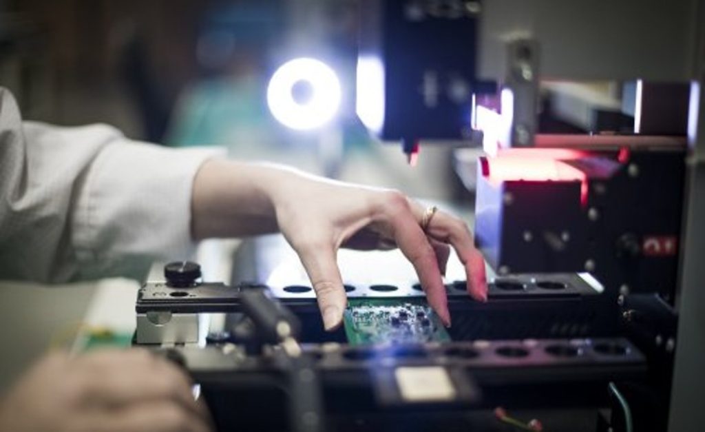 Dette billede illustrere Proto-Electronics.com, den hurtige prototyping-platform til elektroniske plader, oplever en stærk vækst