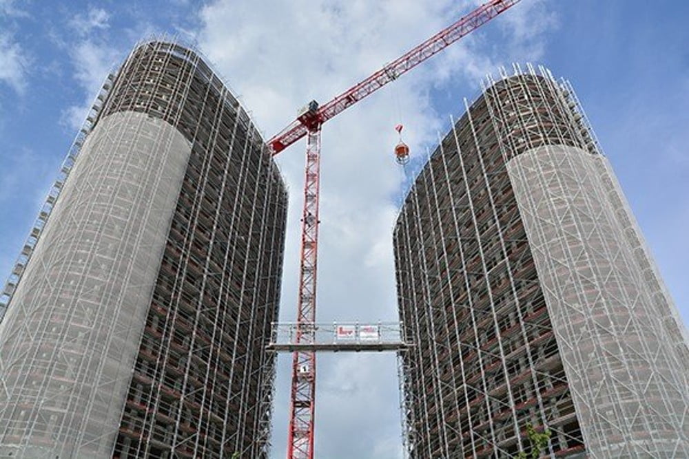 Dette billede illustrere Layher stillads omkring “Havnepark kvarteret” i Frankfurt