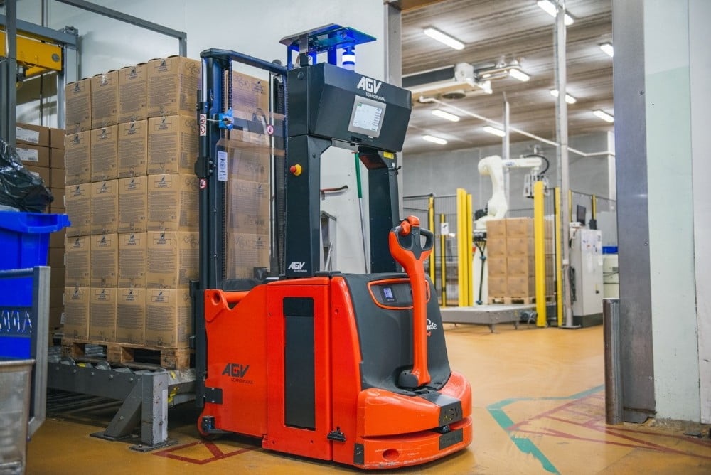 Dette billede illustrere Førerløse trucks fra Global AGV hjælper Danpo med at løfte volumen, kvalitet og arbejdsmiljø
