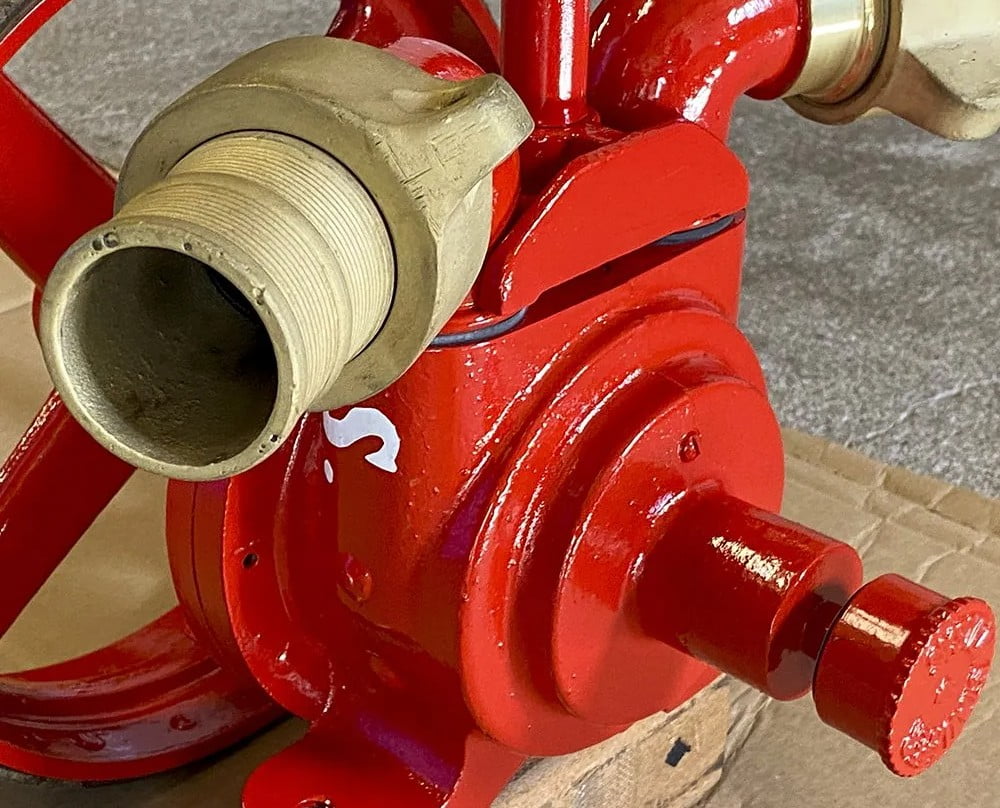 Dette billede illustrere Lykkegaard – En 100 år gammel Ellehammer brandpumpe kører igen