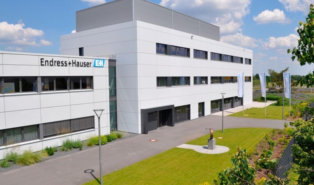 Dette billede illustrere Endress+Hauser – Produktionen af silikonetryksensorer er udvidet