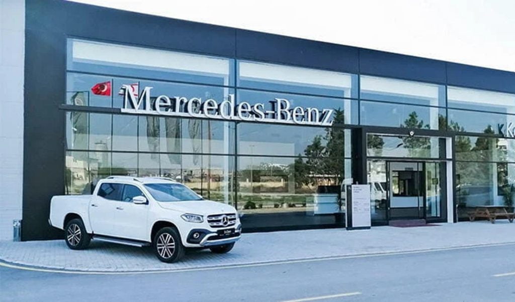 Dette billede illustrere Nederman-systemer til udsugning af udstødningsgasser på Mercedes-Benz-værksted