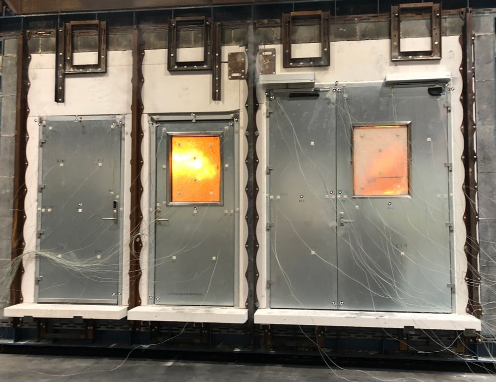 Dette billede illustrere Door System har fået testet branddøre med ekstra udstyr