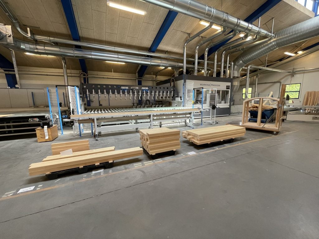 Dette billede illustrere Vinduesproducent fremtidssikrer produktionen med spritnyt CNC-anlæg