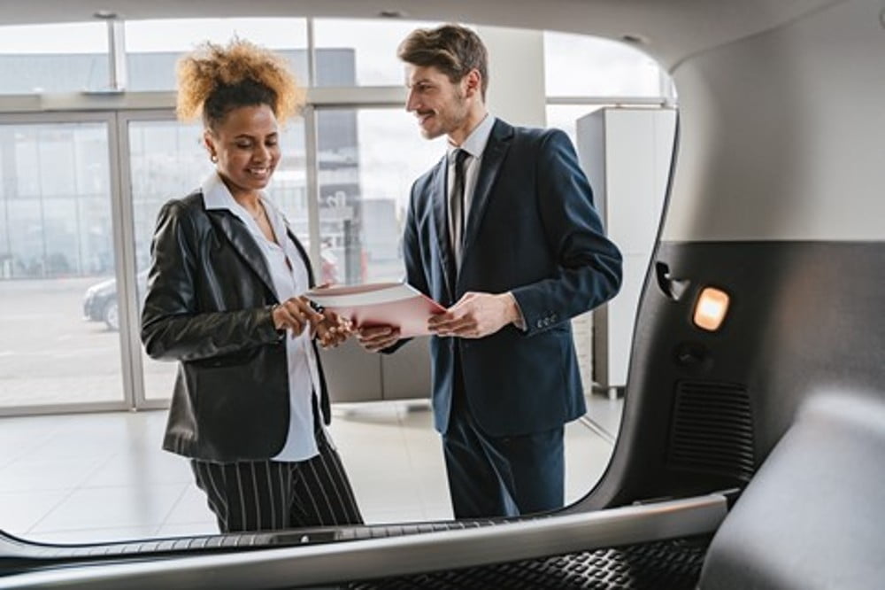 Dette billede illustrere 3 tips til at købe ny bil i 2022