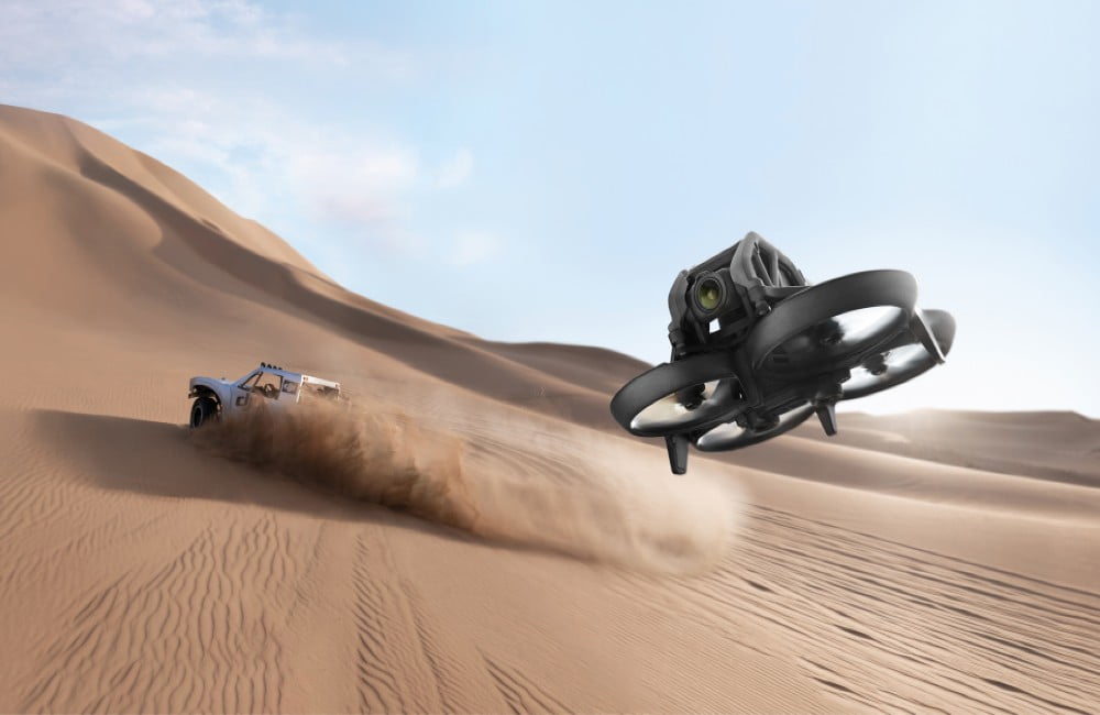 Dette billede illustrere DJI Avata: Lynhurtig FPV-drone byder på skyhøj billedkvalitet og vild manøvredygtighed