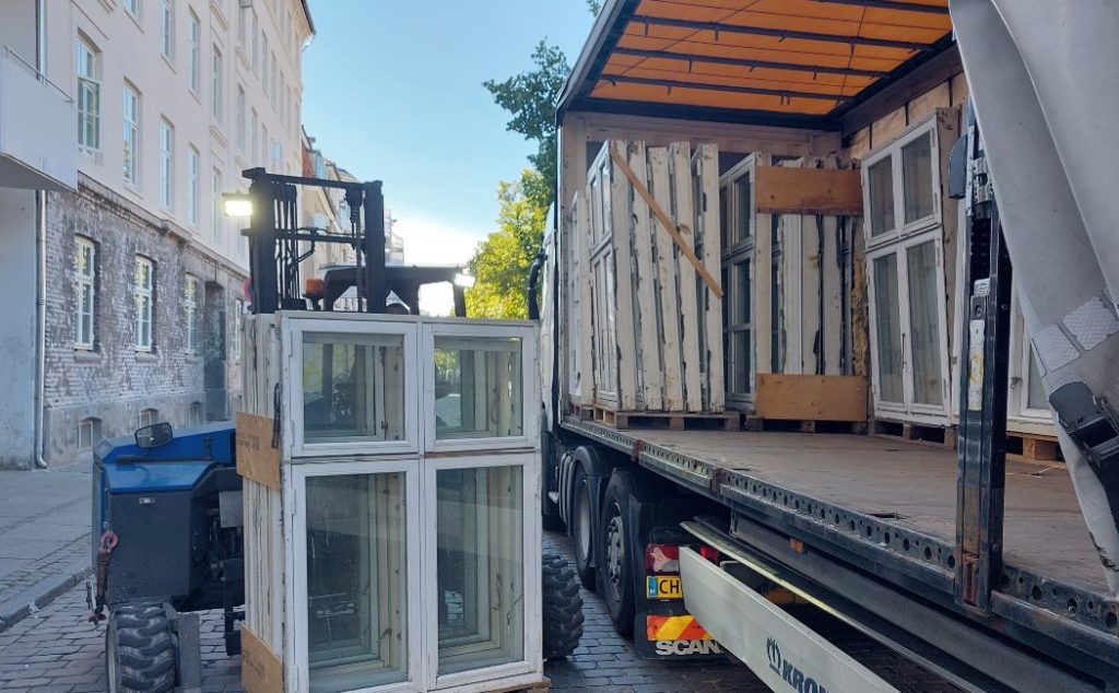 Dette billede illustrere Udtjente Christianshavner-vinduer får nyt liv som isoleringsmateriale