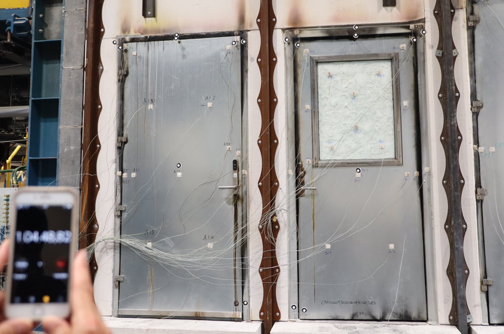 Dette billede illustrere Door System – Branddøre bestod test med ekstra udstyr og ekstra højde