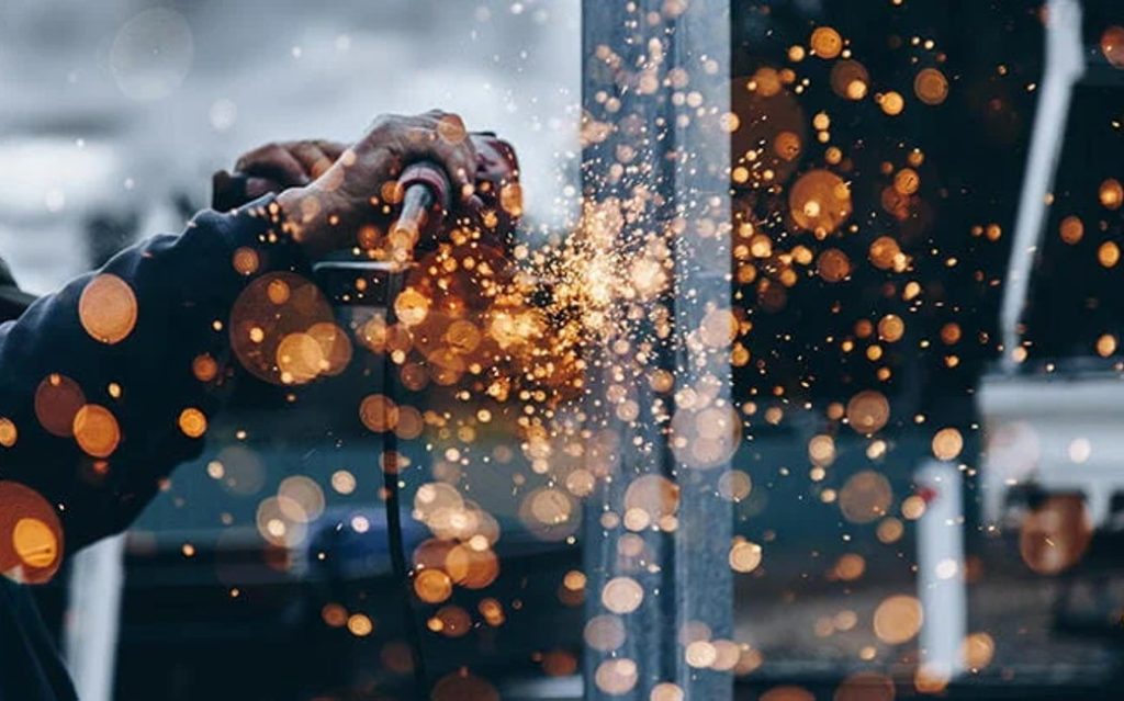 Dette billede illustrere Det tekniske hjørne – Håndtering af svejserøg og støv ved slibning og svejsning