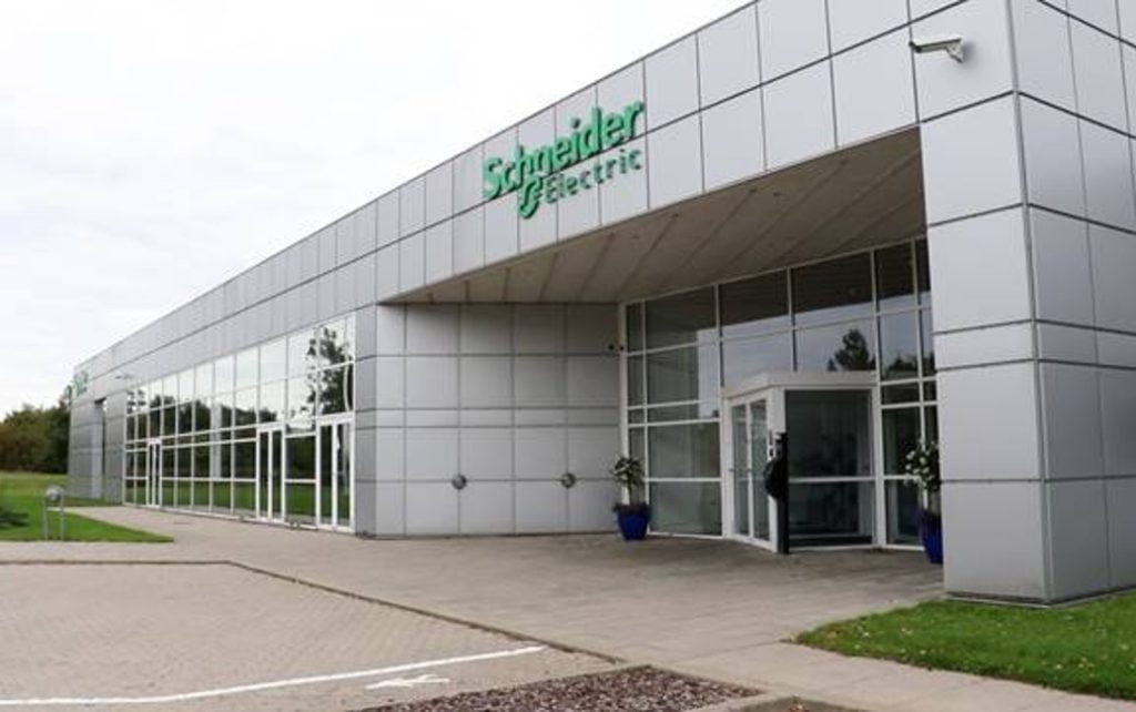 Dette billede illustrere Schneider Electric – Lokal fabrik skaber høj forsyningssikkerhed og unik produktudvikling for dansk virksomhed