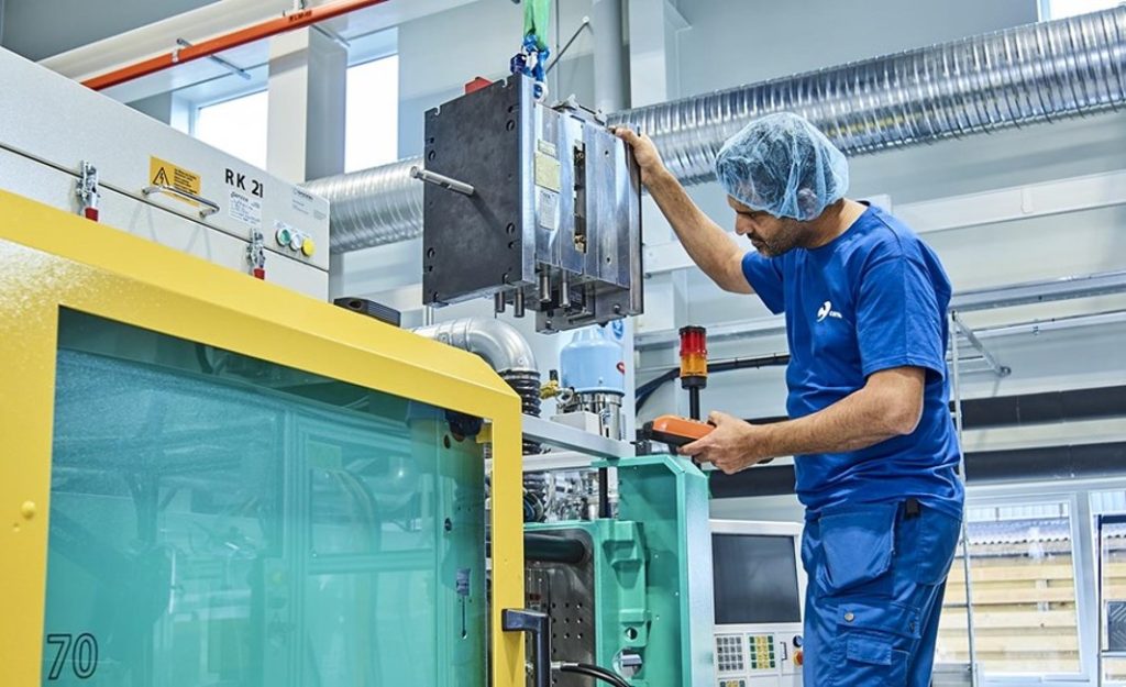 Dette billede illustrere Carmo jobopslag –  Opstiller/plastmedhjælper til sprøjtestøbeproduktion til dag- eller aftenhold