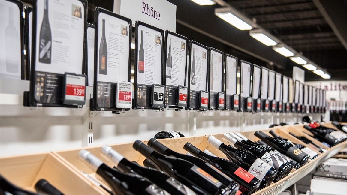 Dette billede illustrere Delfi Technologies – Supervin: Jyllands største vinbutik har succes med digitale prisskilte