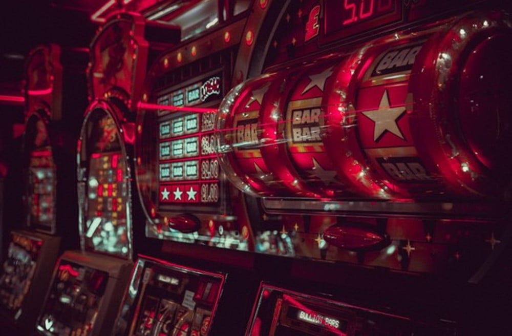 Dette billede illustrere Fra gammeldags maskiner til online underholdning: Sådan har teknikken bag casino-spil udviklet sig