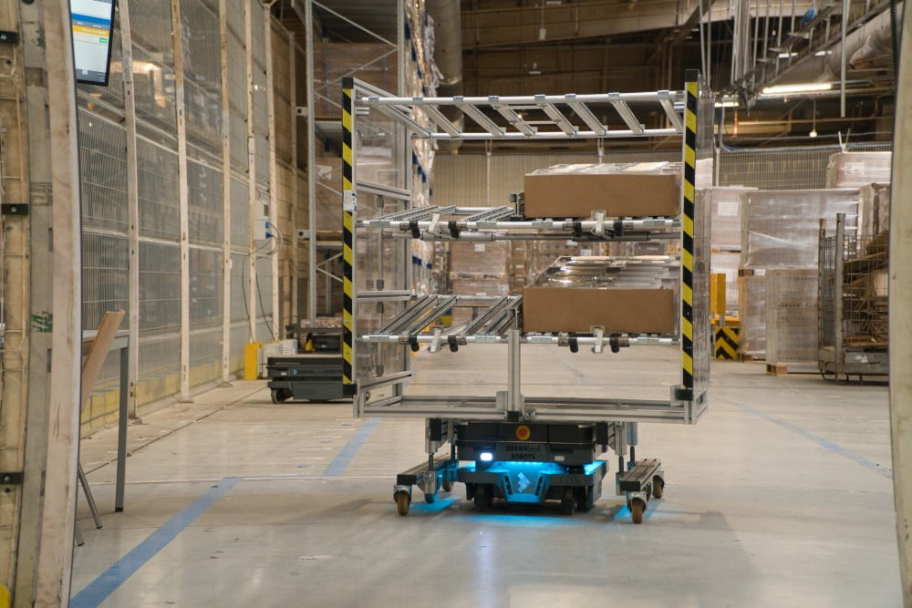 Dette billede illustrere Ny flåde af MiR-robotter øger logistikproduktiviteten hos autoleverandøren FORVIA