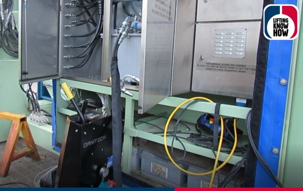 Dette billede illustrere CERTEX tilbyder bl.a. rensning af hydraulikolie på stor maskine