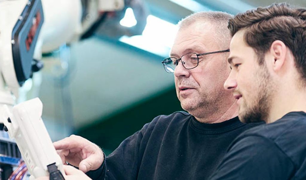 Dette billede illustrere BILA Service runder 100 medarbejdere