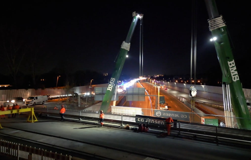 Dette billede illustrere CG Jensen monterer den anden ud af to stål stibroer over Motorring 3