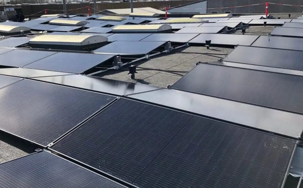 Dette billede illustrere Vi tager ansvar for en grønnere fremtid: Solceller og el-standere hos Max Fodgaard A/S